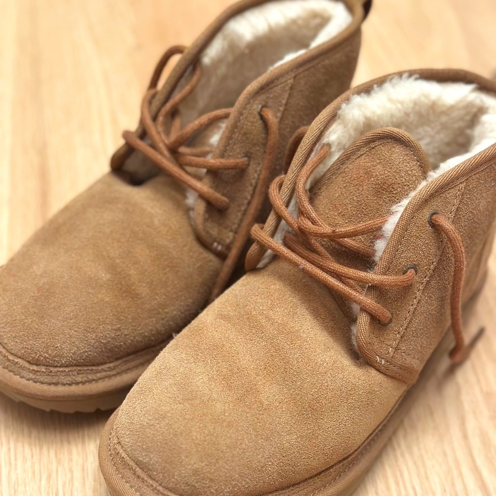 Ugg Youth Size 5 Beige Chukka Boot